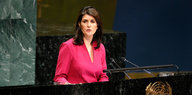 Eine Frau mit pinkfarbenem Jackett steht am Rednerpult der UN-Vollversammlung