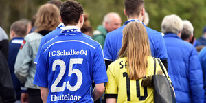 Fans in den Trikots des BVB und von Schalke