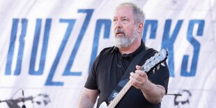 Pete Shelley vor dem Logo der Buzzcocks auf der Bühne des Riot Fest in Chicago.