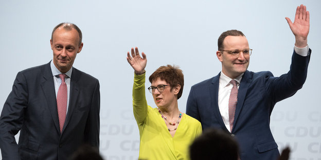 Firedrich Merz, Annegret Kramp-Karrenbauer und Jens Spahn winken zum Publikum