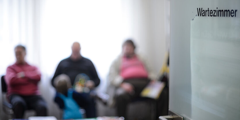 Patienten sitzen im Wartezimmer