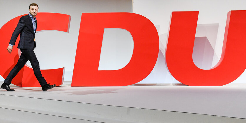 Paul Ziemiak läuft am CDU-Logo vorbei