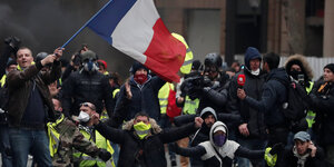 Demonstranten mit Frankreich-Fahne