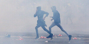 Demonstranten in Tränengas-Schwaden