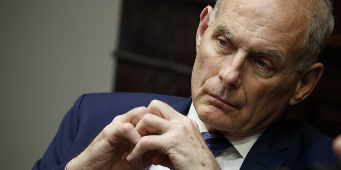 Donald Trumps Stabschef John Kelly faltet die Hände