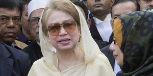 Bangladeschs Oppositionsführerin Khaleda Zia trägt eine Sonnenbrille