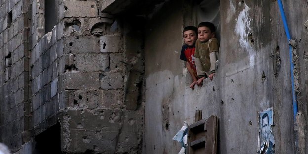 Kinde rgucken in Damaskus durch ein Fenster