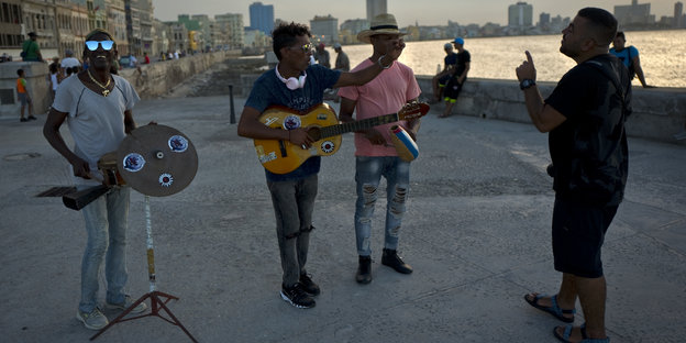 Straßenkünstler am Malecon in Havanna