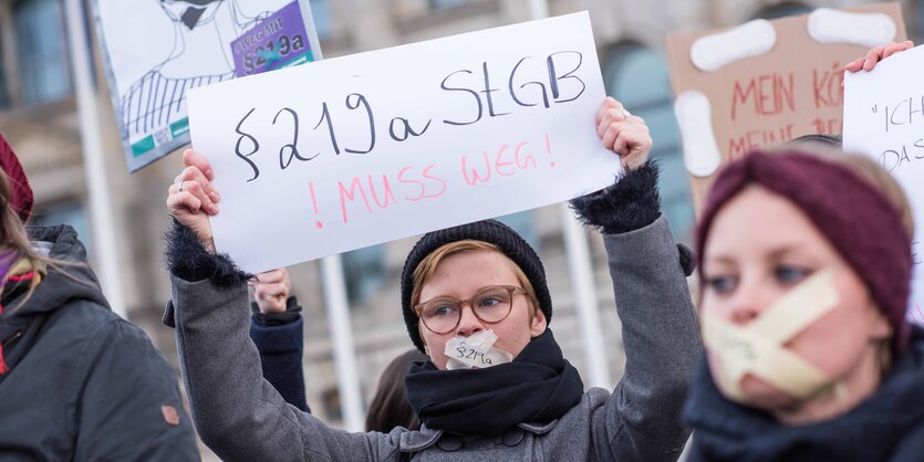 Eine Demonstrantin fordert die Streichung des Paragrafen 210a