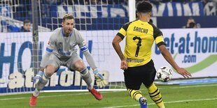 Jadon Sancho schießt ein Tor