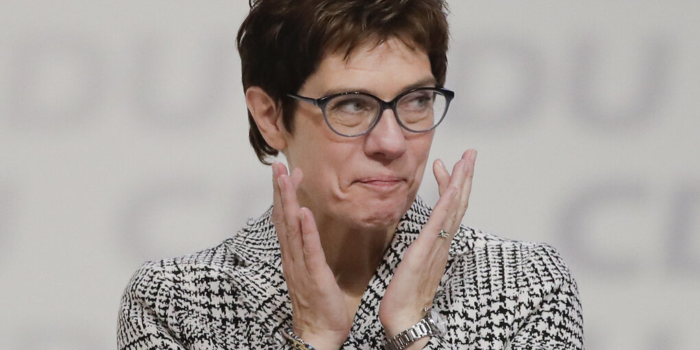 Annegret Kramp-Karrenbauer hält die Hände ans Gesicht