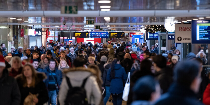 Fahrgäste im Hannoveraner Hauptbahnhof