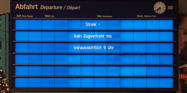 Leer ist die Fahrplantafel auf dem Hauptbahnhof bis auf "Streik - kein Zugverkehr bis voraussichtlich 9 Uhr"