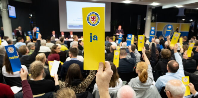 Abstimmung auf der Mitgliederversammlung von Eintracht Braunschweig.