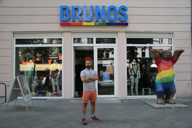 Ein Mann steht vor einem Shop namens Brunos