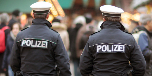 In Frankfurt laufen zwei Polizisten über den Weihnachtsmarkt