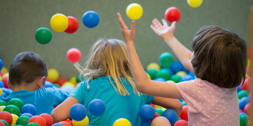 Drei Kinder im Bällebad