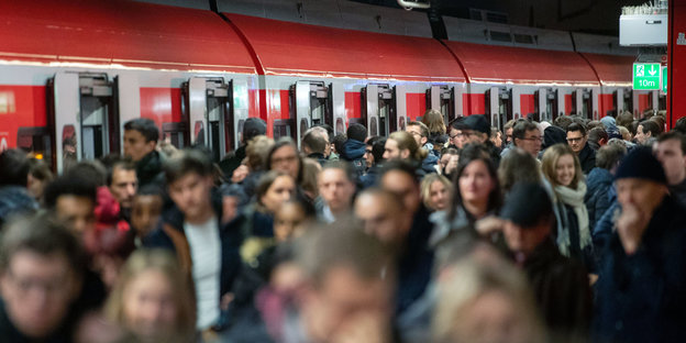 Menschenmassen in Stuttgarter S-Bahnhof