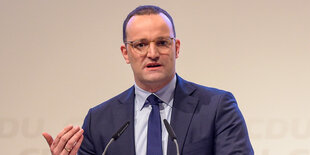 Gesundheitsminister Jens Spahn steht an einem Rednerpult