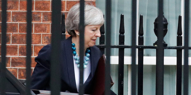 Theresa May ist in der Downing Street hinter einem Zaun zu sehen