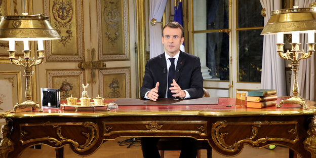 Macron am Schreibtisch im Elysee-Palast