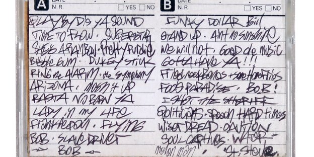 Eine von den Beastie Boys vollgeschriebene Kassettenbeschreibung Eine von den Beastie Boys vollgeschriebene Kassettenbeschreibung