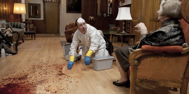 Bjarne Mädel als Tatortreiniger schrubbt Blut vom Fußboden