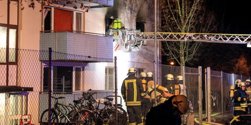 Feuerwehrleute stehen vor dem Ankerzentrum in Bamberg