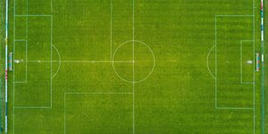 Fußball-Frauenquote: Fußballfeld mit grünem Rasen von oben