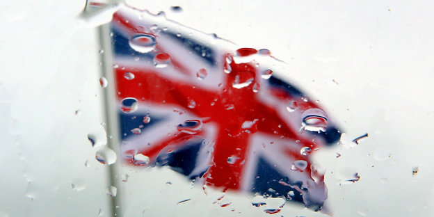 Blick durch eine Autoscheibe auf die britische Flagge
