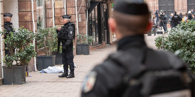 Ein Polizist auf einer Straße in Straßburg