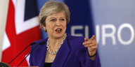 Theresa May zeigt mit dem Finger nach links