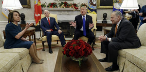 Vier Politiker_innen sitzen im Oval Office zusammen. Es sind Nancy Pelosi, Mike Pence, Donald Trump und Chuck Summer
