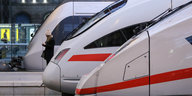 Drei Züge der Deutschen Bahn stehen nebeneinander in einem Bahnhof