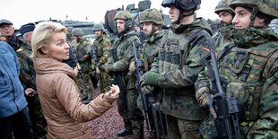 Bundesverteidigungsministerin Ursula von der Leyen (CDU) besucht deutsche Truppen bei dem Nato-Manöver Trident Juncture