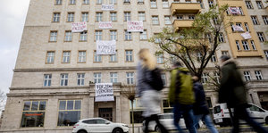 Protestplakate an einem Haus in der Karl-Marx-Allee