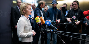 Ursula von der Leyen steht vor zahlreichen Fernseh- und Hörfunkmikros