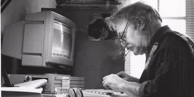 Christian Semler am Schreibtisch in der taz-Redaktion (1994)