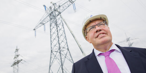 Peter Altmaier (CDU), Bundeswirtschaftsminister, steht vor der Baustelle einer neuen Stromtrasse