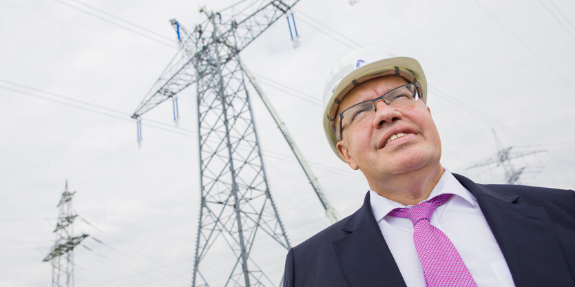 Peter Altmaier (CDU), Bundeswirtschaftsminister, steht vor der Baustelle einer neuen Stromtrasse