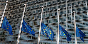 Fünf EU-Flaggen auf Halbmast vor der EU-Kommission