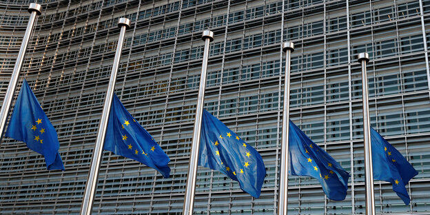 Fünf EU-Flaggen auf Halbmast vor der EU-Kommission