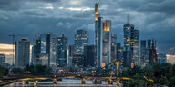 Die Skyline von Frankfurt am Main, dunkle Wolken dräuen