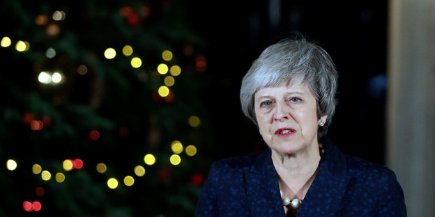 Premierministerin Theresa May nach dem Brexit-Misstrauensvotum am späten Abend