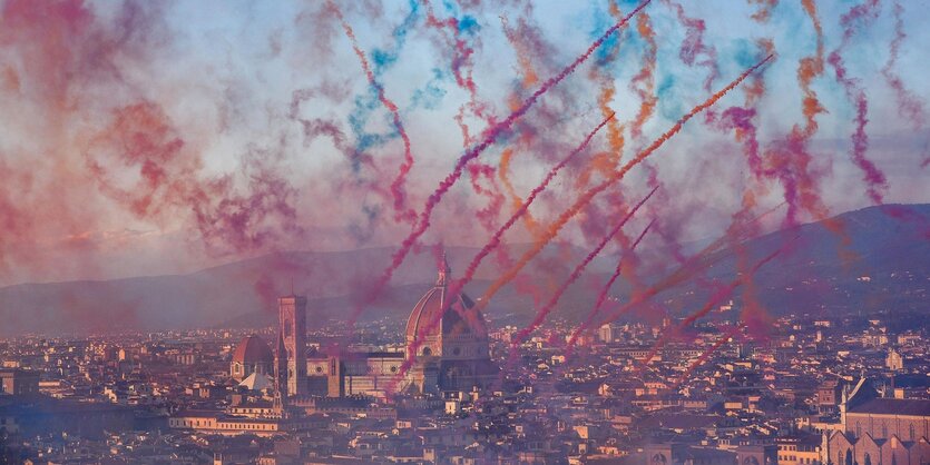 Ein buntes Feuerwerk über den Dächern von Florenz ist zu sehen