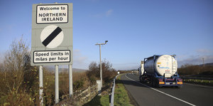 Ein Straßenschild mit der Aufschrift „Willkommen in Irland“ an einem Straßenrand