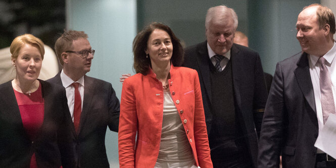 Franziska Giffey, Katarina Barley und Horst Seehofer gehen nebeneinander her