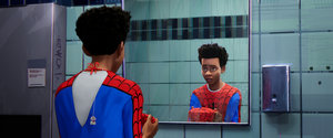 Ein Junge im Spider-Man-Kostüm vor dem Spiegel