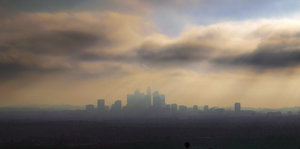 Smog über einer Stadt mit Hochhäusern