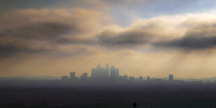 Smog über einer Stadt mit Hochhäusern